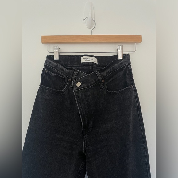 Abercrombie & Fitch 90’s Straight Ultra High Rise Crossover Jeans in Black, 25/0 - Picture 3 of 4